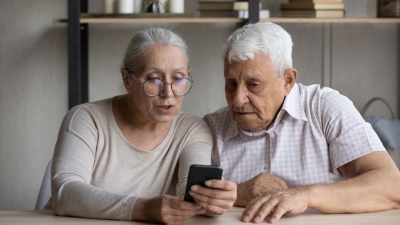 Sitting down with Tacoma Senior Phone Help Tacoma senior phone help for scam call protection and device safety